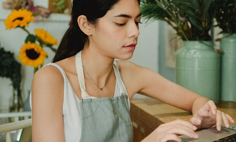 Dueña de una florería trabajando en su laptop