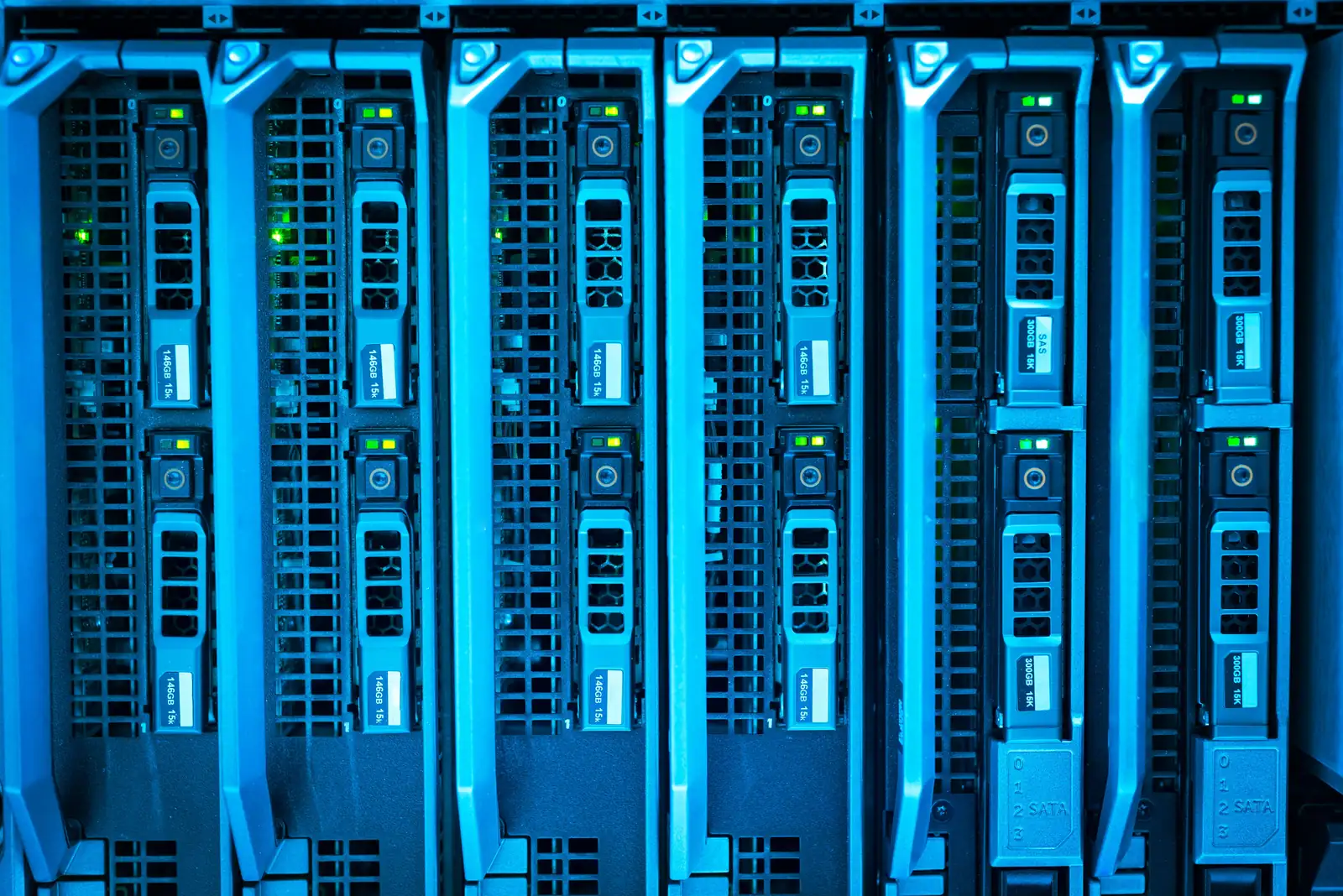 Racks de servidores iluminados en azul en un centro de datos